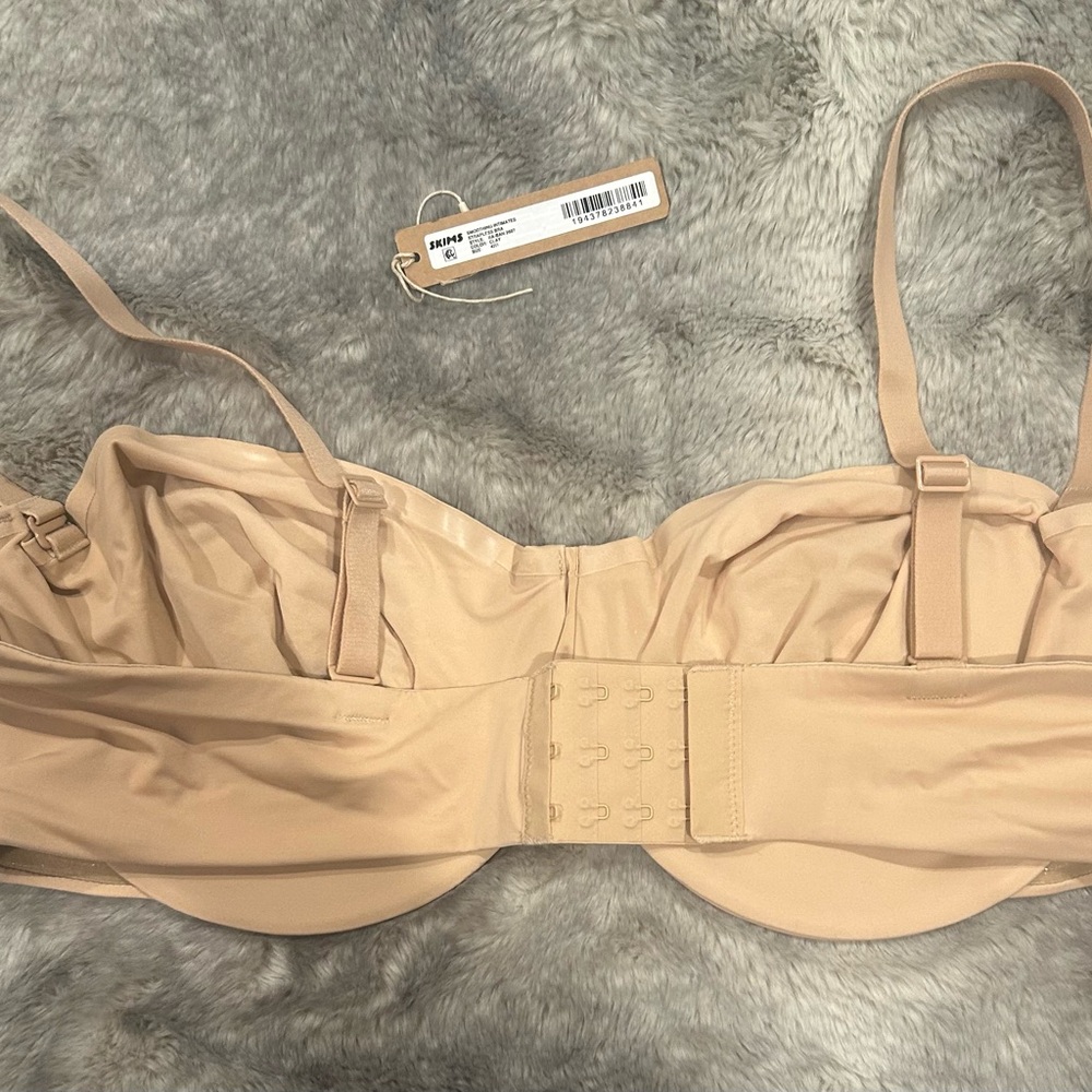 SKIMS
SMOOTHING INTIMATES
UNLINED STRAPLESS BRA - Picture 3 of 4